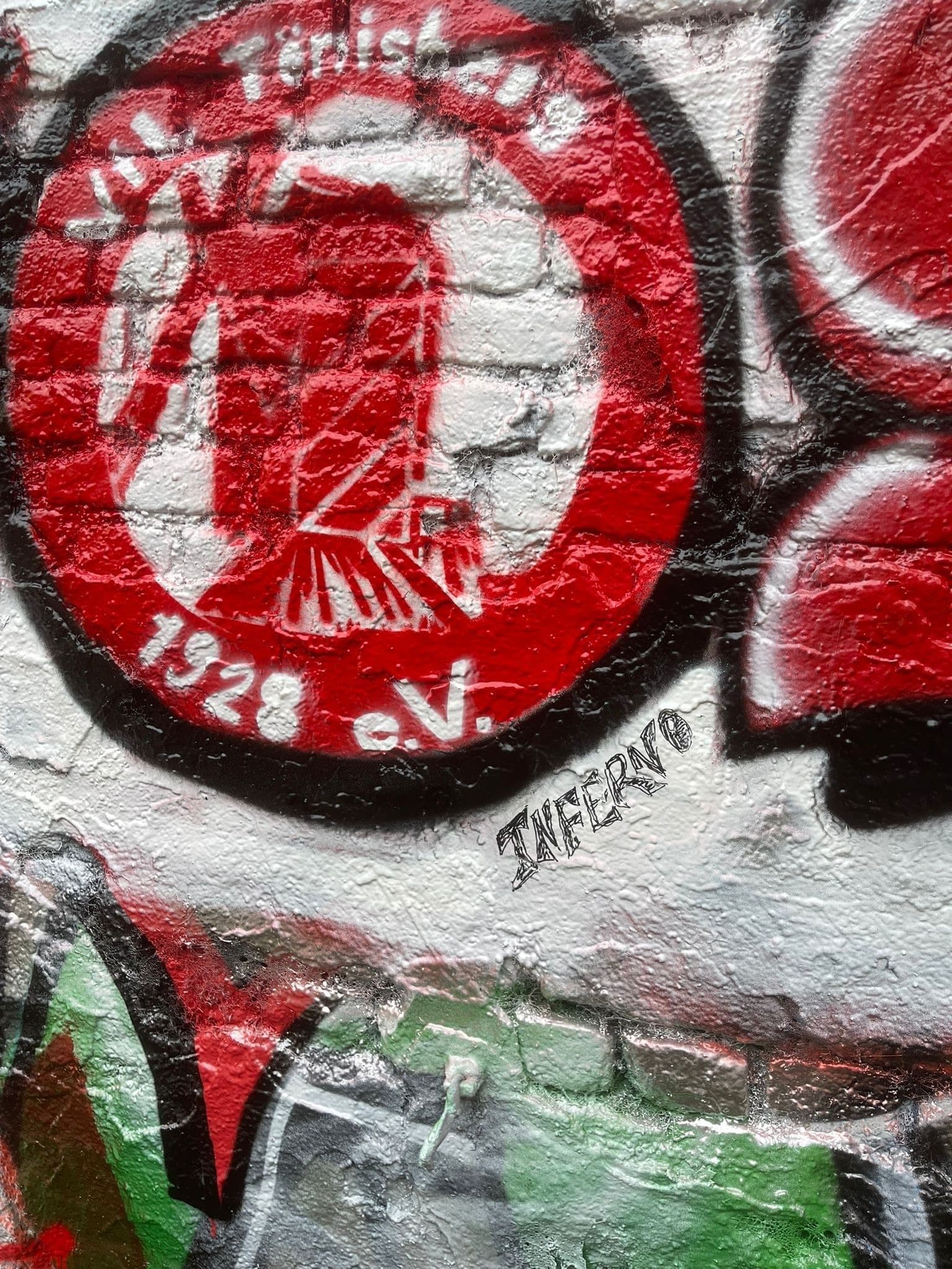 Wappen-Graffiti mit INFERNO-Tag am VfL-Gelände
